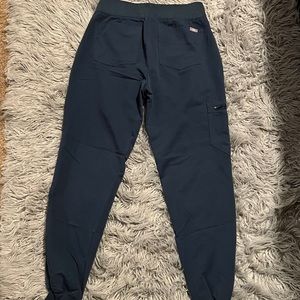 FIGS Zamora Jogger Scrub Bottoms size XS / FIGS Casma 3 Pocket top XS.